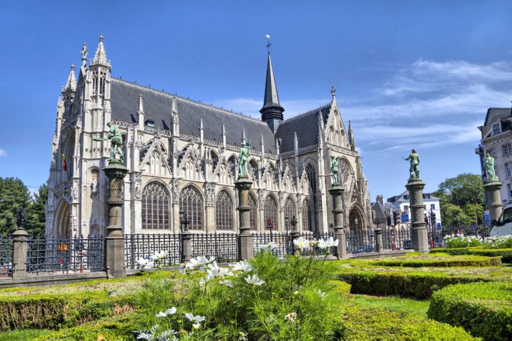 This image has an empty alt attribute; its file name is petit-sablon-church.jpg